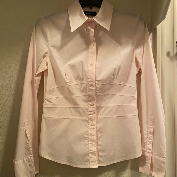 Ideology Tops - 10/10$. Bundle 10 (4-5$) items for 10$. Ideology pink top with cute detailing